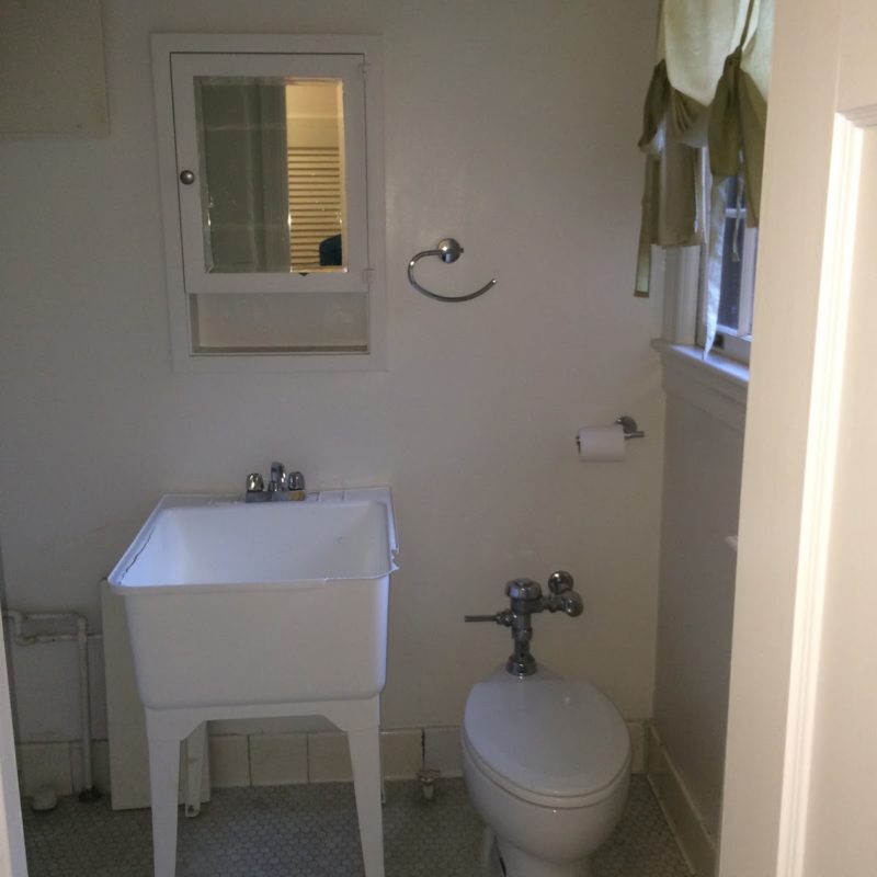 Making The Most out of a Little Bathroom :: Before/After